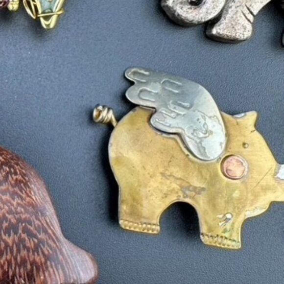When pigs fly brooch pin - Picture 2 of 3